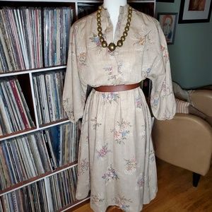 Vintage tan floral dress with pockets